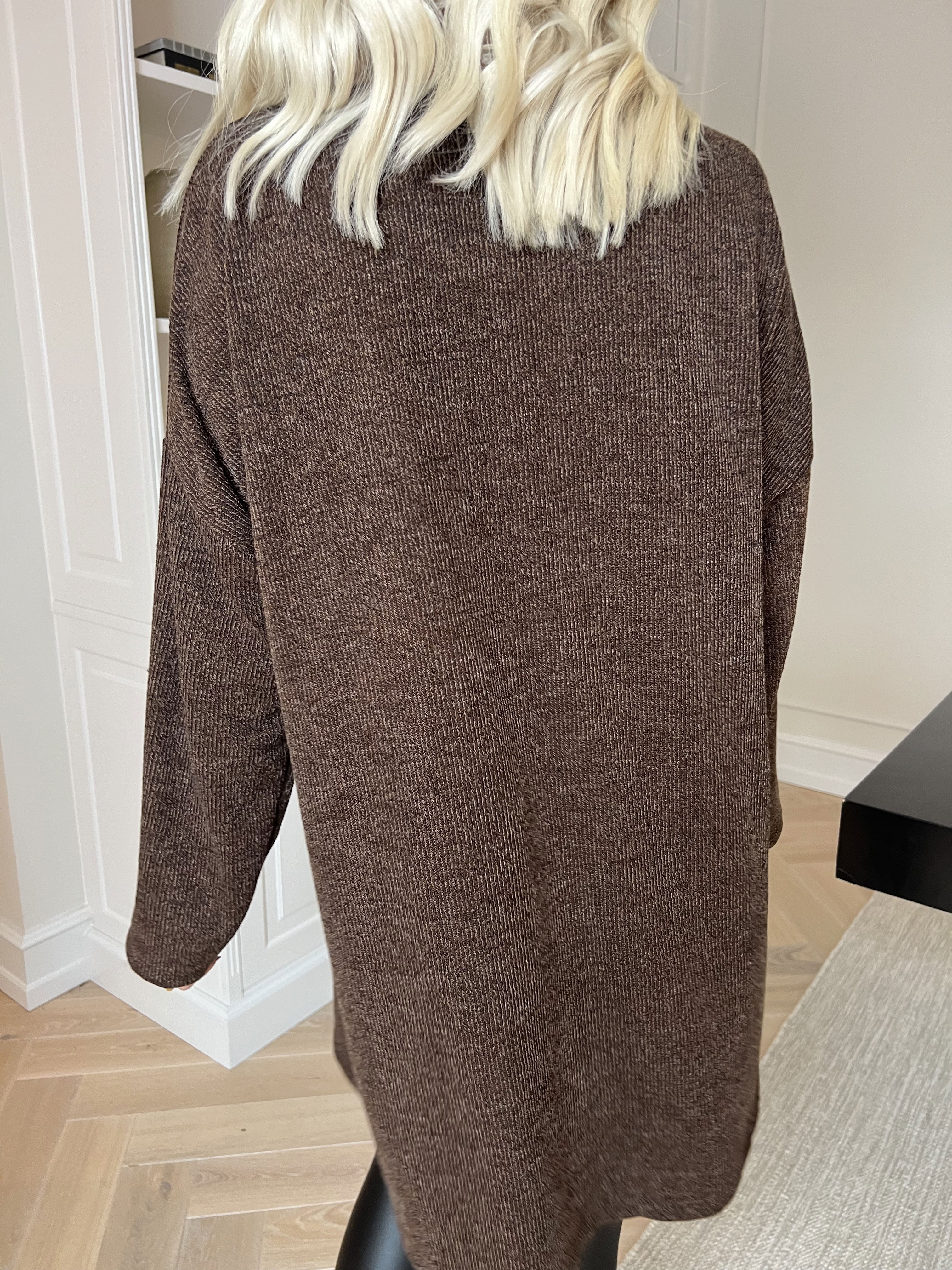 Jana - Blød og let strikkjole med similisten og perler på brystet